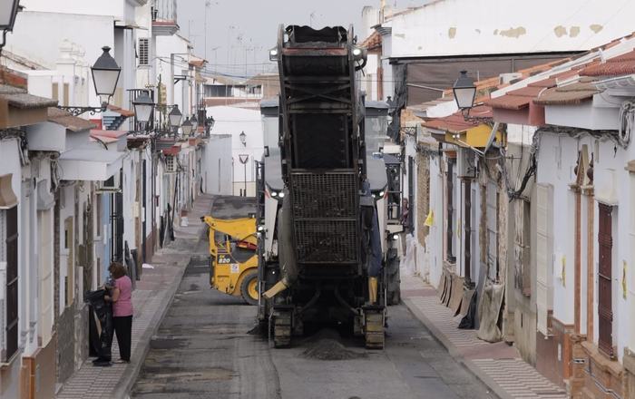 La calle Hernán Cortés estrena nuevo asfaltado dentro del mayor plan de renovación viaria de la historia reciente de Almonte