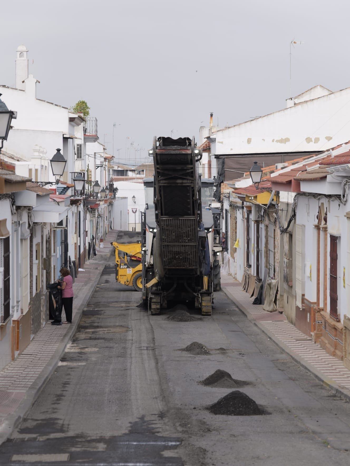 La calle Hernán Cortés estrena nuevo asfaltado dentro del mayor plan de renovación viaria de la historia reciente de Almonte