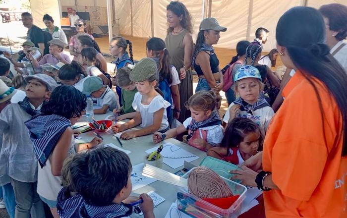 La Saca de la Yegua Infantil acerca la tradición a más de medio centenar de niños en el recinto ganadero