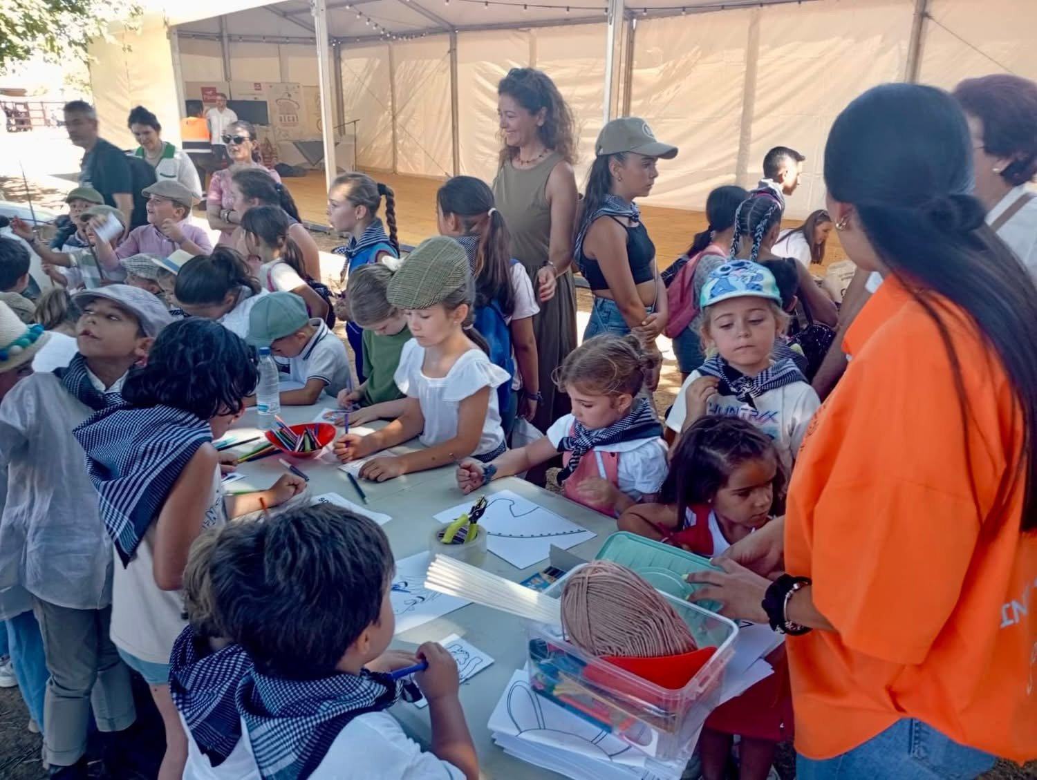 La Saca de la Yegua Infantil acerca la tradición a más de medio centenar de niños en el recinto ganadero