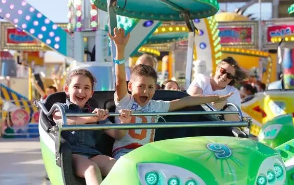 El Ayuntamiento de Almonte estrena pulseras inclusivas para que todos los niños puedan disfrutar de la Feria sin barreras