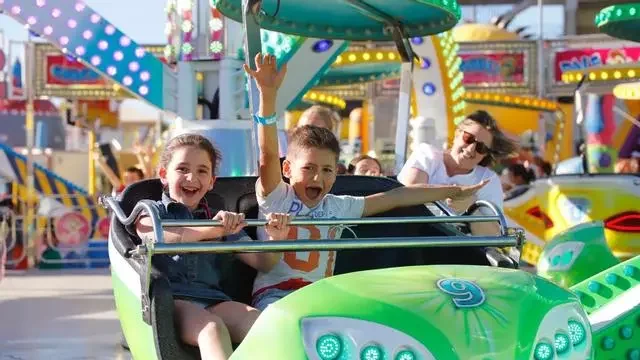 El Ayuntamiento de Almonte estrena pulseras inclusivas para que todos los niños puedan disfrutar de la Feria sin barreras