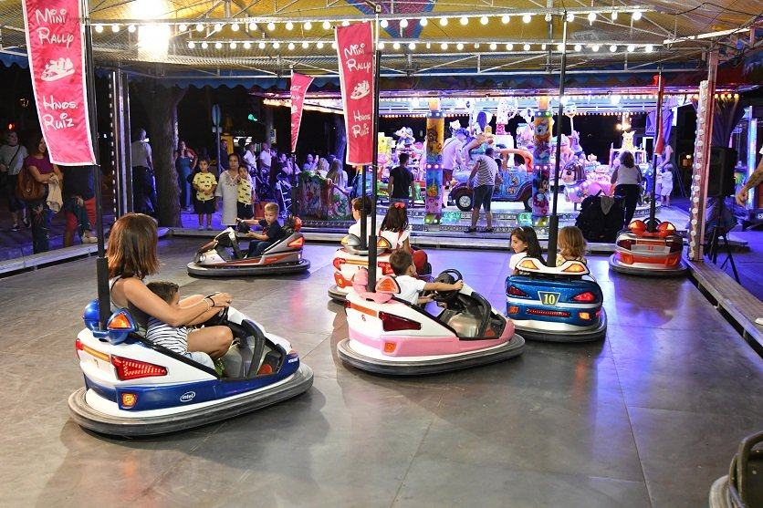 El Ayuntamiento de Almonte amplía la Feria sin ruido a todos los días y estrena pulseras inclusivas para garantizar el acceso prioritario a las atracciones