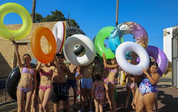 La Fiesta Acuática reúne a decenas de familias en una animada tarde de convivencia previa a la Feria de Almonte