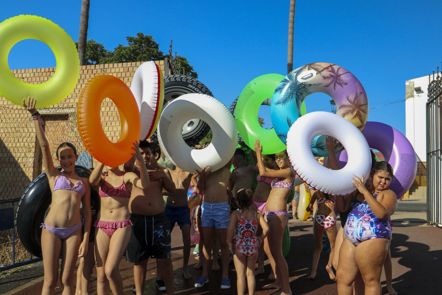 La Fiesta Acuática reúne a decenas de familias en una animada tarde de convivencia previa a la Feria de Almonte