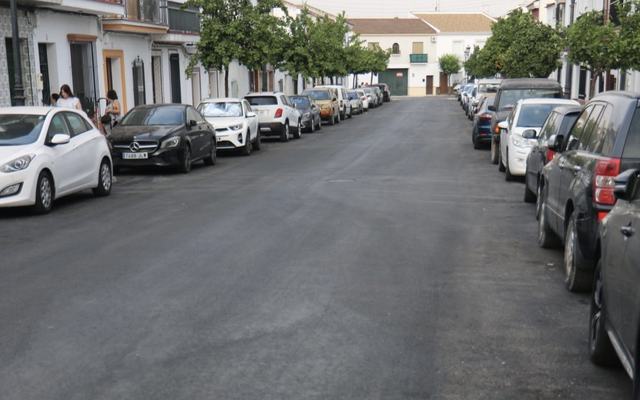 La renovación de la calle Pozo del Pilar mantiene el ritmo del histórico plan de asfaltado que está transformando Almonte