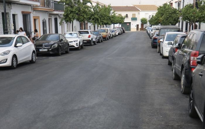 La renovación de la calle Pozo del Pilar mantiene el ritmo del histórico plan de asfaltado que está transformando Almonte