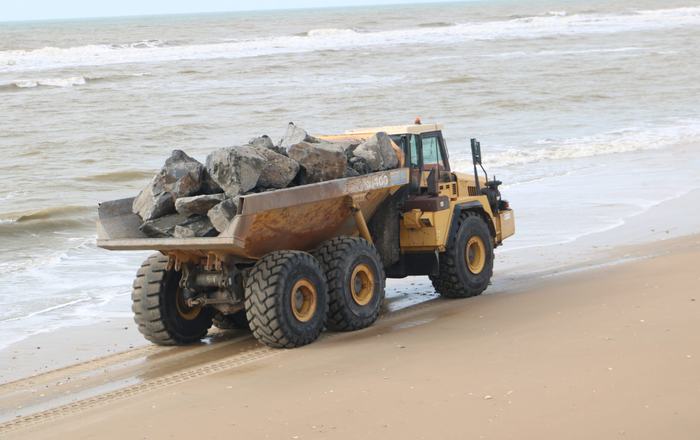 Cerca de 132.000 toneladas de piedra hicieron posible reconstruir el Paseo Marítimo de Matalascañas en solo cuatro meses