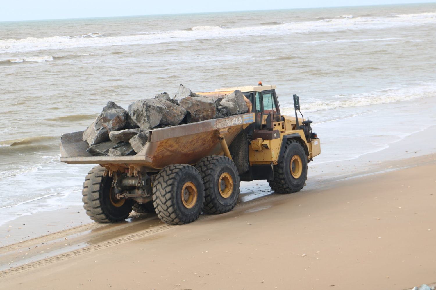 Cerca de 132.000 toneladas de piedra hicieron posible reconstruir el Paseo Marítimo de Matalascañas en solo cuatro meses