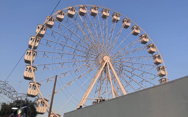 La mayor noria instalada hasta ahora en la Feria de Almonte protagoniza el recinto de atracciones