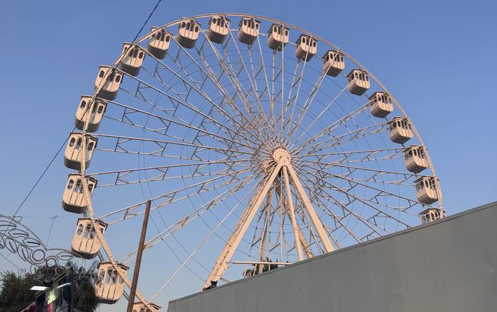 La mayor noria instalada hasta ahora en la Feria de Almonte protagoniza el recinto de atracciones