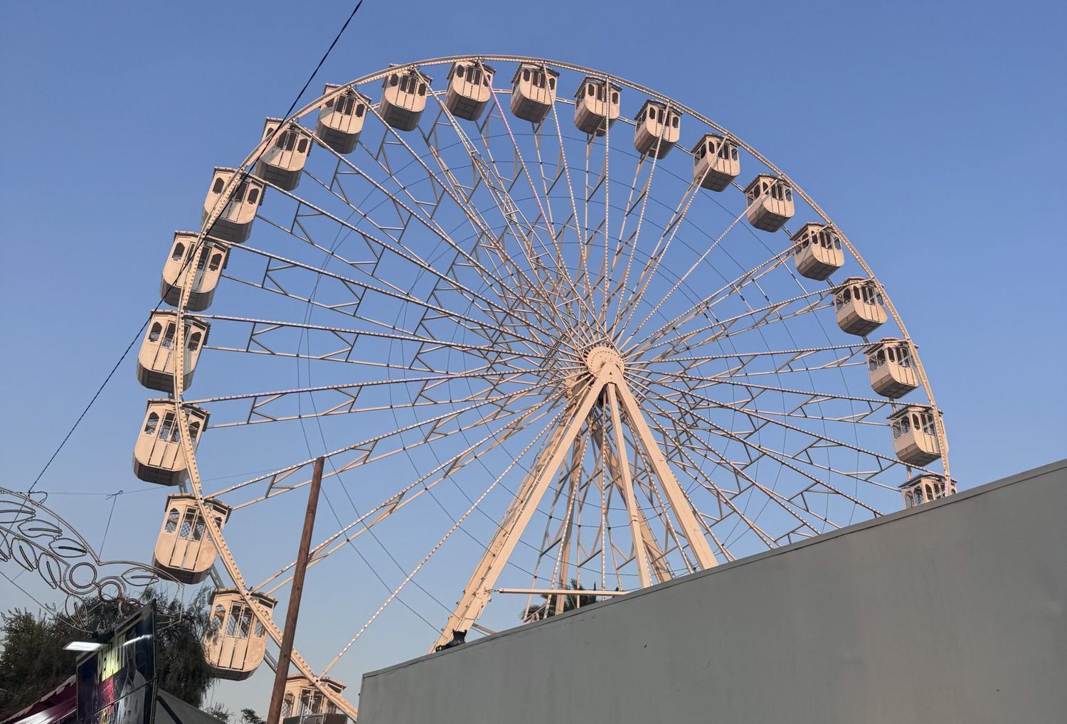 La mayor noria instalada hasta ahora en la Feria de Almonte protagoniza el recinto de atracciones