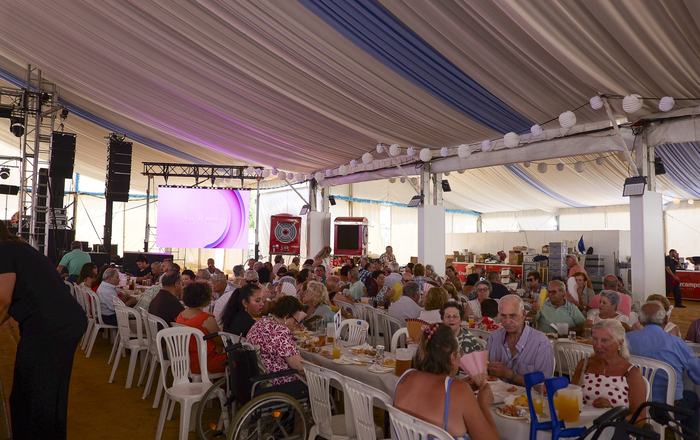 Los mayores de Almonte llenan de alegría la tradicional comida de la Feria de San Pedro