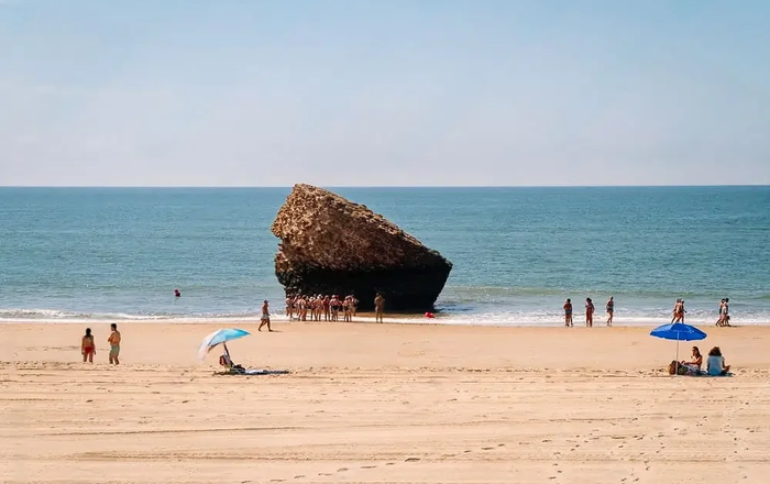 Matalascañas arranca la temporada de verano con una playa en su mejor momento