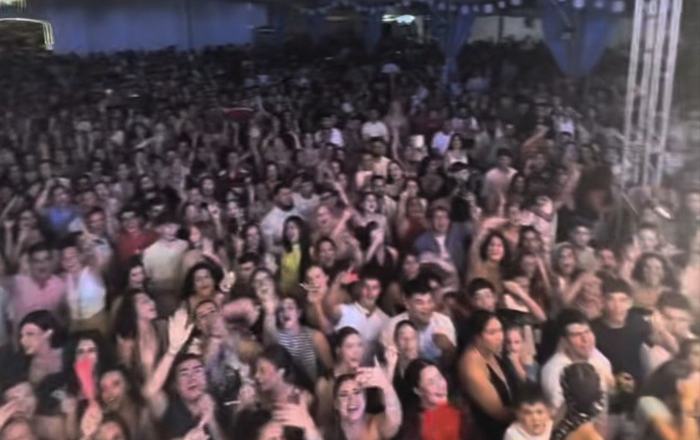 El cantante de «El Tiburón», Henry Méndez, llena la Caseta Municipal de Almonte