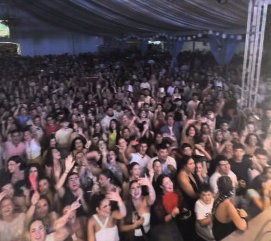 El cantante de «El Tiburón», Henry Méndez, llena la Caseta Municipal de Almonte