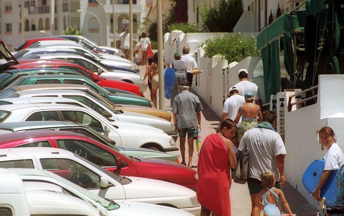 Matalascañas busca una solución al colapso del aparcamiento mientras crece el respaldo a la regulación del estacionamiento