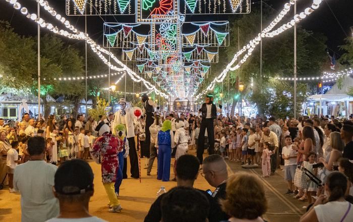 Hombres Tucci pone el espectáculo en las calles de Almonte y confirma el éxito de una Feria de San Pedro para el recuerdo