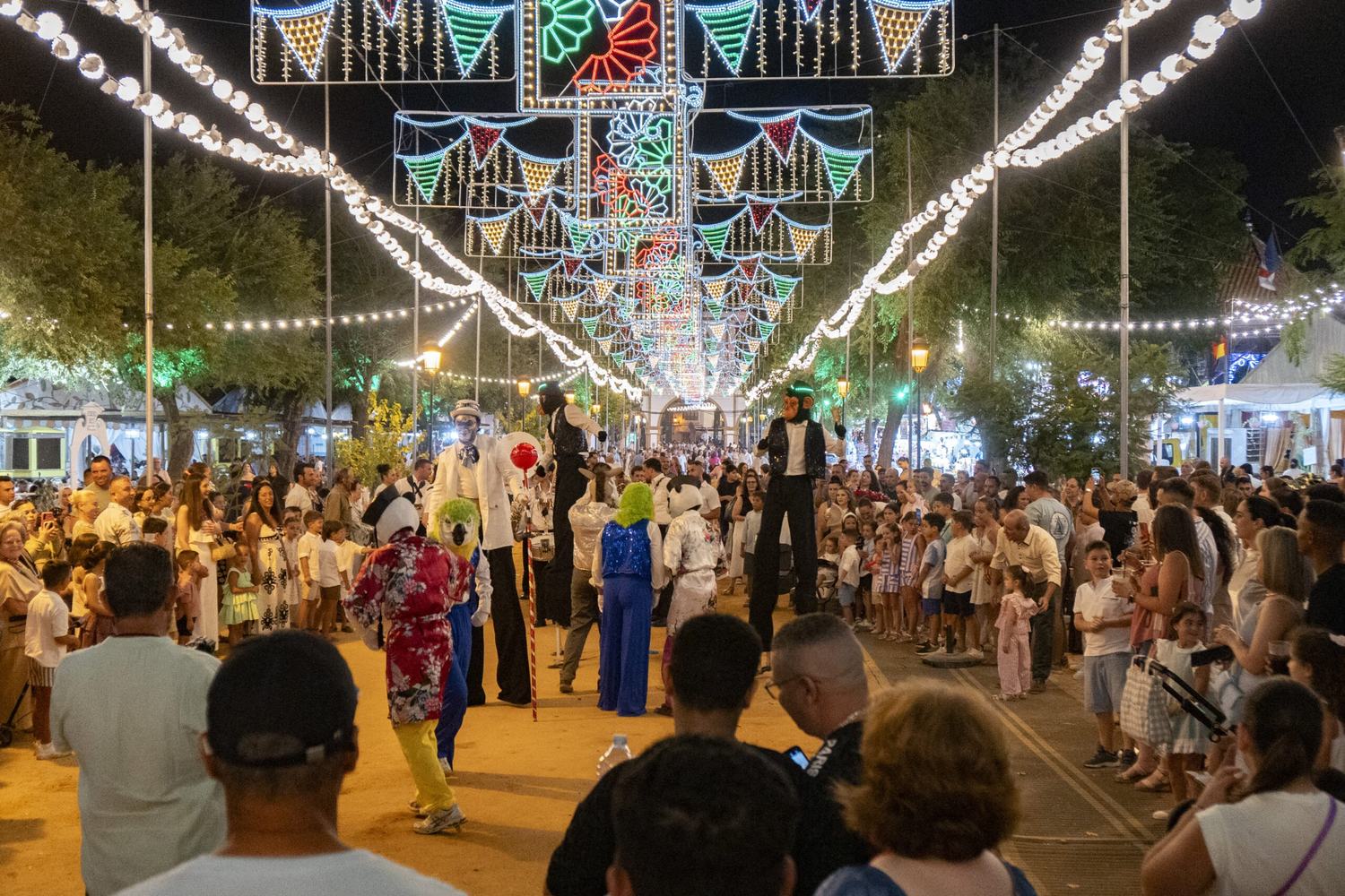 Hombres Tucci pone el espectáculo en las calles de Almonte y confirma el éxito de una Feria de San Pedro para el recuerdo
