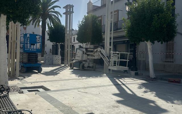 Los arcos de la Venida comienzan a levantarse en la Plaza en el último día de Feria