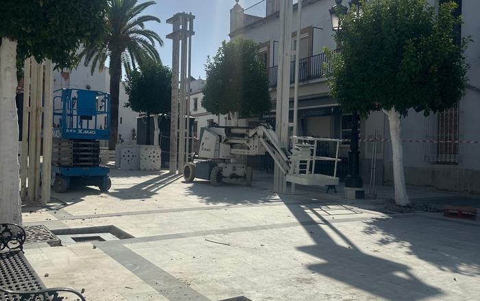 Los arcos de la Venida comienzan a levantarse en la Plaza en el último día de Feria