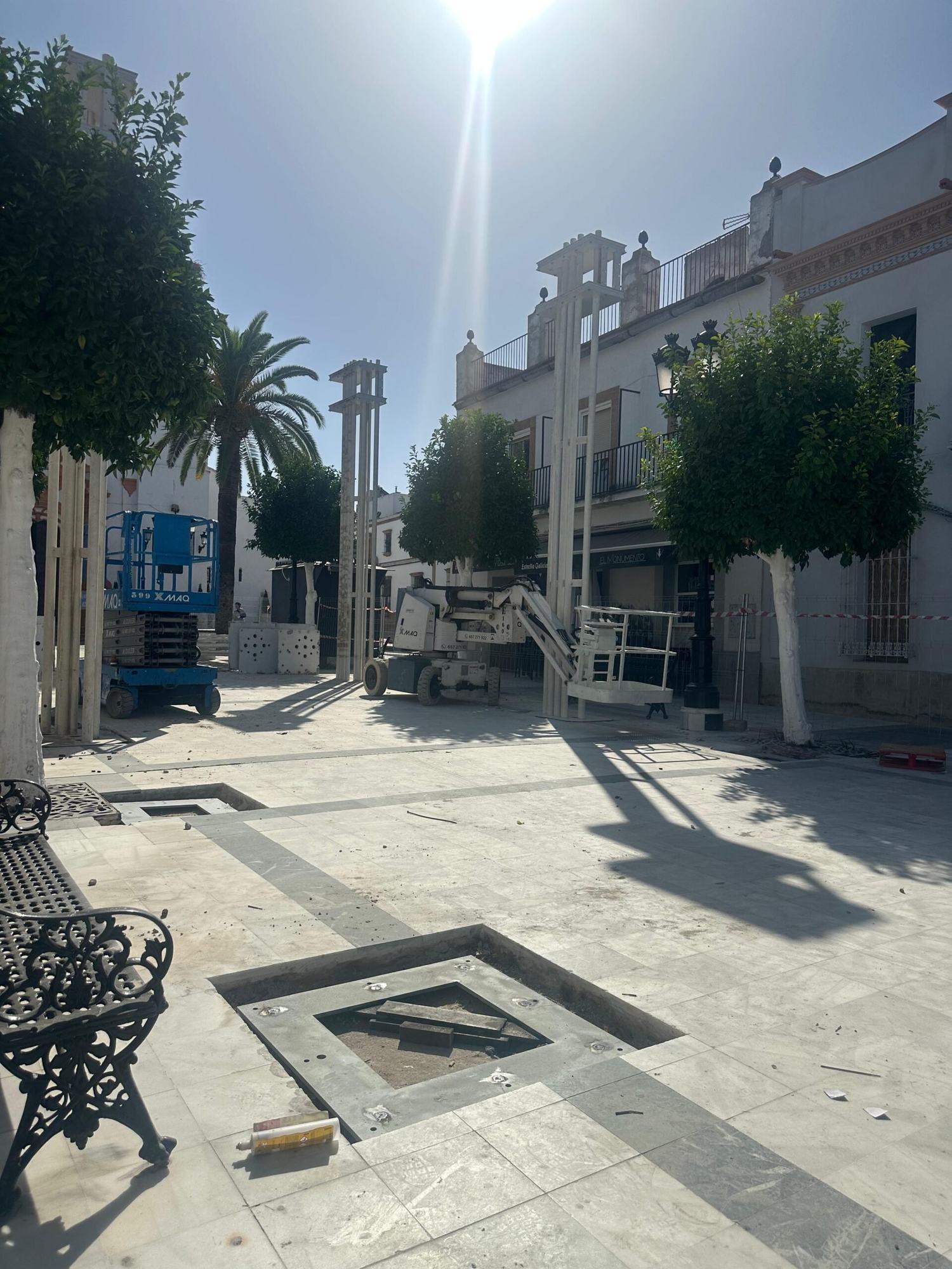 Los arcos de la Venida comienzan a levantarse en la Plaza en el último día de Feria
