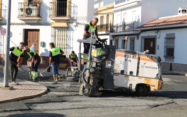 La calle San Fernando estrena nuevo asfalto mientras avanza el mayor plan viario de la historia de Almonte
