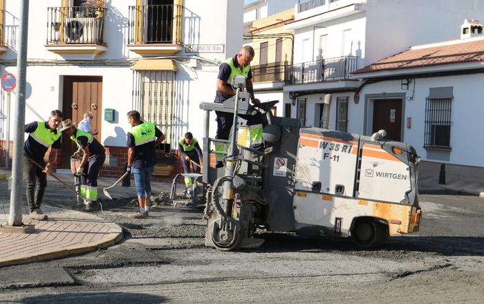 La calle San Fernando estrena nuevo asfalto mientras avanza el mayor plan viario de la historia de Almonte
