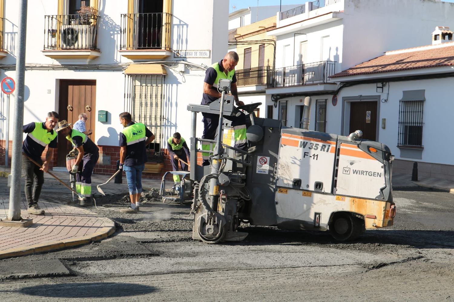 La calle San Fernando estrena nuevo asfalto mientras avanza el mayor plan viario de la historia de Almonte