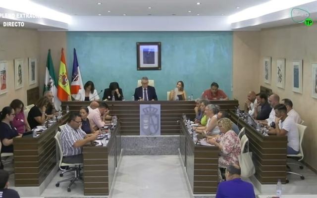 La oposición no respalda la reparación del campo de fútbol 7, un nuevo tatami de judo, los tapices de gimnasia rítmica ni 229 nuevos nichos