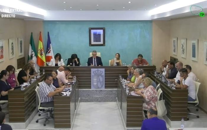 La oposición no respalda la reparación del campo de fútbol 7, un nuevo tatami de judo, los tapices de gimnasia rítmica ni 229 nuevos nichos