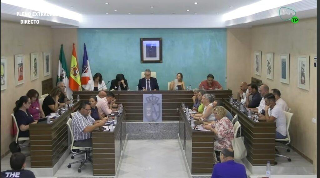 La oposición no respalda la reparación del campo de fútbol 7, un nuevo tatami de judo, los tapices de gimnasia rítmica ni 229 nuevos nichos