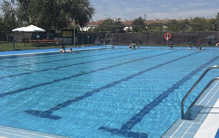 La piscina de verano de El Rocío abre sus puertas con cursos, baño libre y servicio de bar