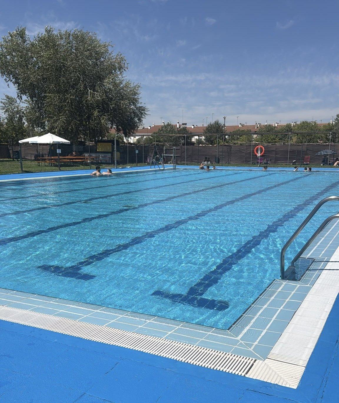La piscina de verano de El Rocío abre sus puertas con cursos, baño libre y servicio de bar