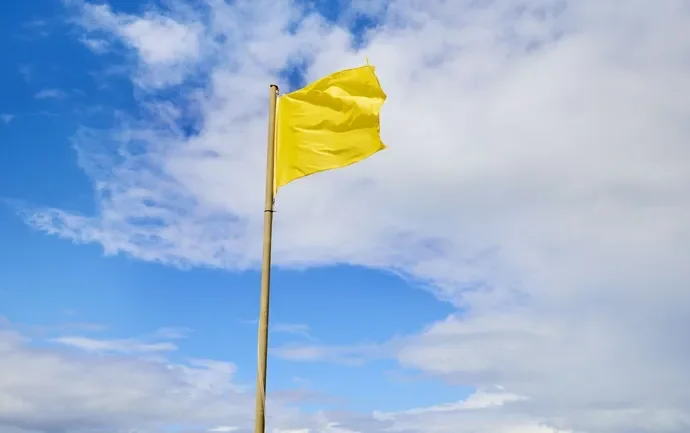 Señalizada con bandera amarilla una zona concreta de la playa de Matalascañas por una incidencia puntual