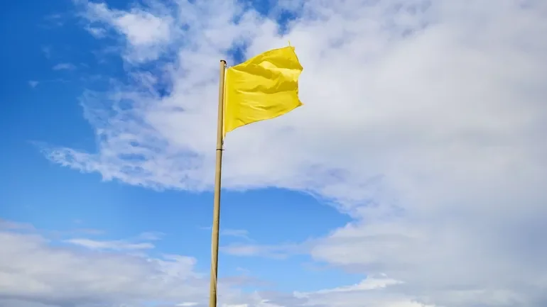 Señalizada con bandera amarilla una zona concreta de la playa de Matalascañas por una incidencia puntual