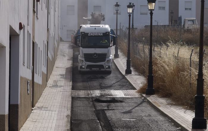 El gran cambio de la calle Cabañeros: nuevo asfalto para una de las vías incluidas en el plan de mejora de Almonte