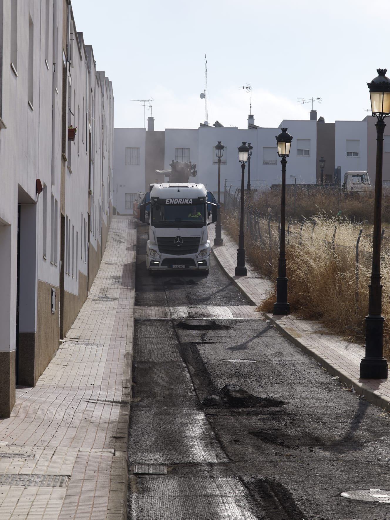 El gran cambio de la calle Cabañeros: nuevo asfalto para una de las vías incluidas en el plan de mejora de Almonte