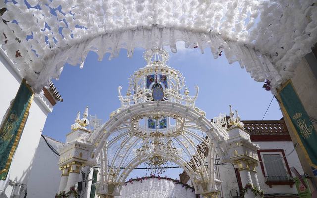 Almonte recupera su alma de papel: los tradicionales exornos vuelven para recibir a la Virgen del Rocío