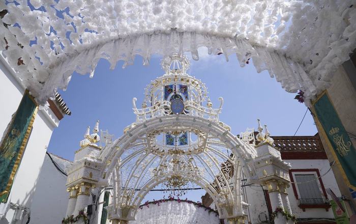 Almonte recupera su alma de papel: los tradicionales exornos vuelven para recibir a la Virgen del Rocío