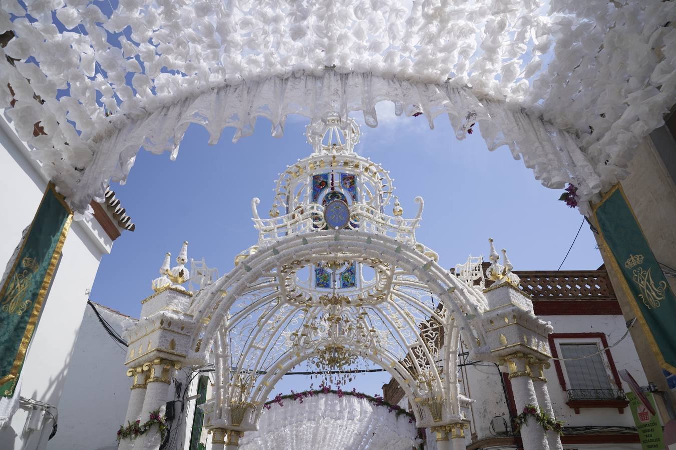 Almonte recupera su alma de papel: los tradicionales exornos vuelven para recibir a la Virgen del Rocío