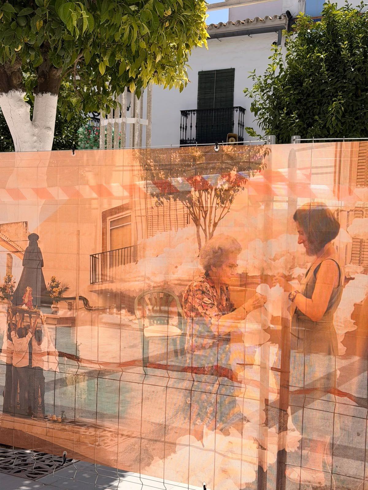 El arte del detalle: Almonte convierte las vallas de las obras de la Plaza Virgen del Rocío en un homenaje a su historia