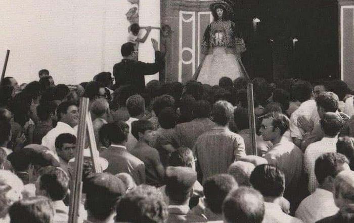 El regreso de la pólvora y la devoción: Almonte recupera las tradicionales salvas de los trabuqueros en los traslados de la Virgen del Rocío