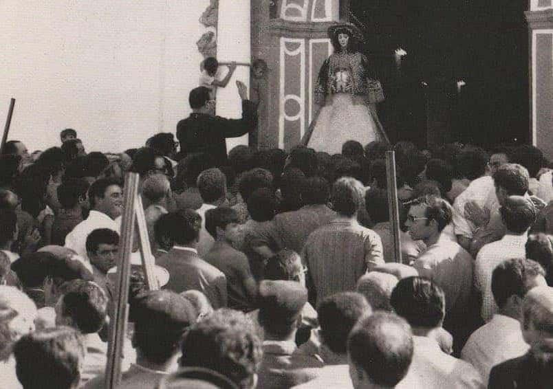 El regreso de la pólvora y la devoción: Almonte recupera las tradicionales salvas de los trabuqueros en los traslados de la Virgen del Rocío
