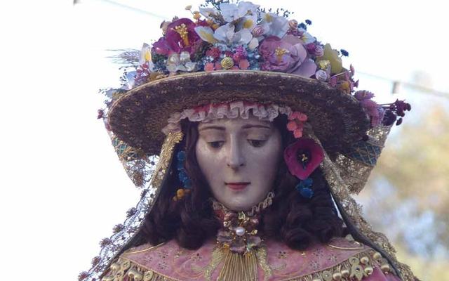Las flores que hablan por todo un pueblo: el lenguaje del sombrero de la Pastora