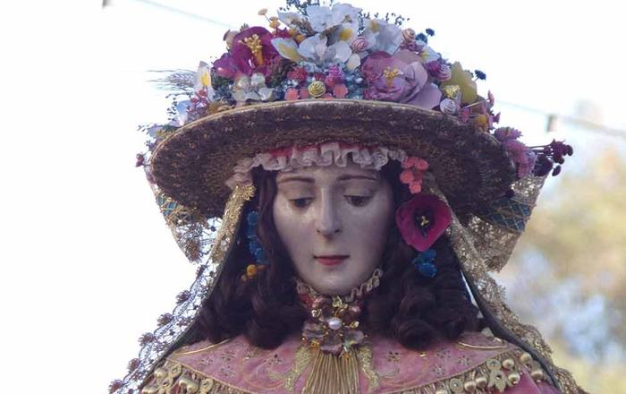 Las flores que hablan por todo un pueblo: el lenguaje del sombrero de la Pastora