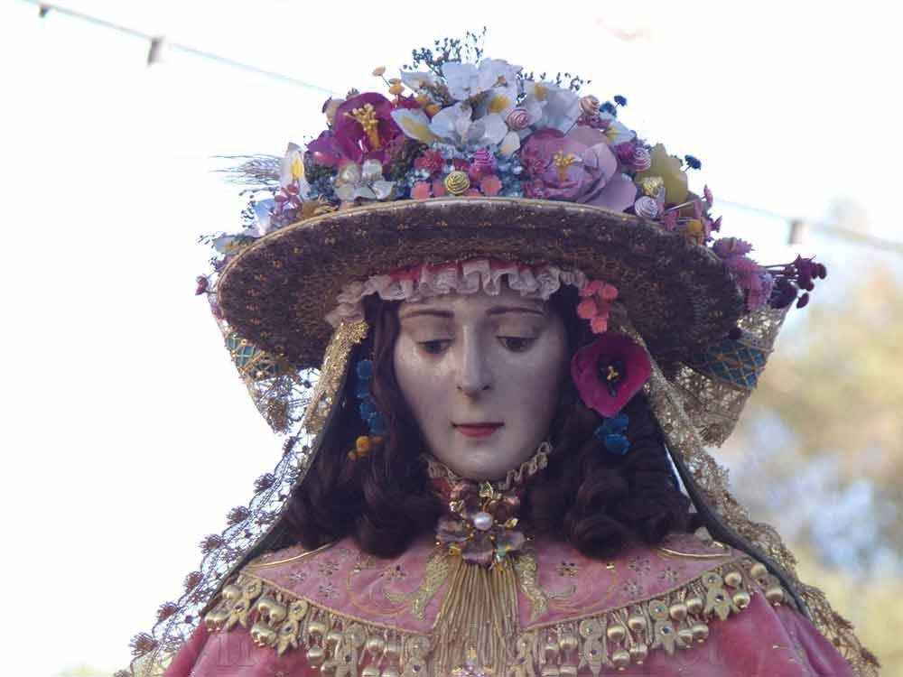 Las flores que hablan por todo un pueblo: el lenguaje del sombrero de la Pastora
