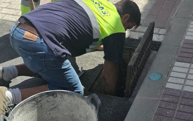 Tras el asfaltado, llega la puesta a punto: Almonte revisa y limpia los imbornales de sus calles