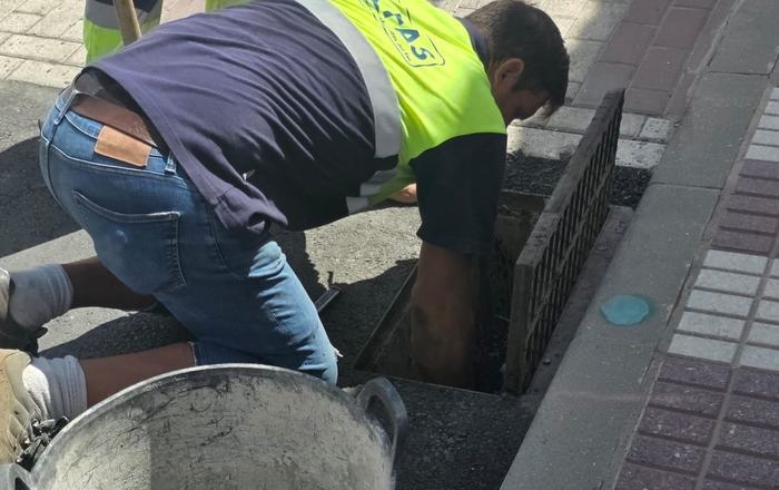 Tras el asfaltado, llega la puesta a punto: Almonte revisa y limpia los imbornales de sus calles