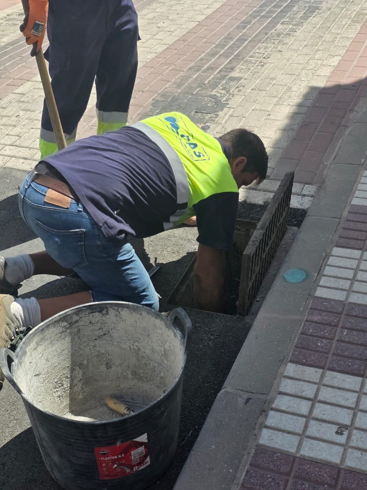 Tras el asfaltado, llega la puesta a punto: Almonte revisa y limpia los imbornales de sus calles